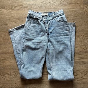 Abercrombie 90s Straight leg, High Rise Jeans- size 25 (0) Length: L -light wash